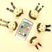 人形がスマホを囲っている